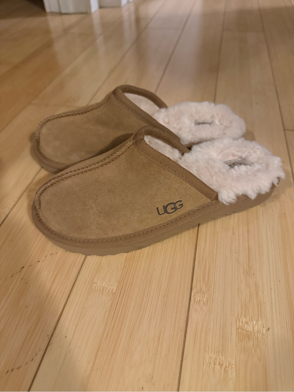 UGG Kids Chestnut/Brown Slip-On Sheepskin-Lined Slippers